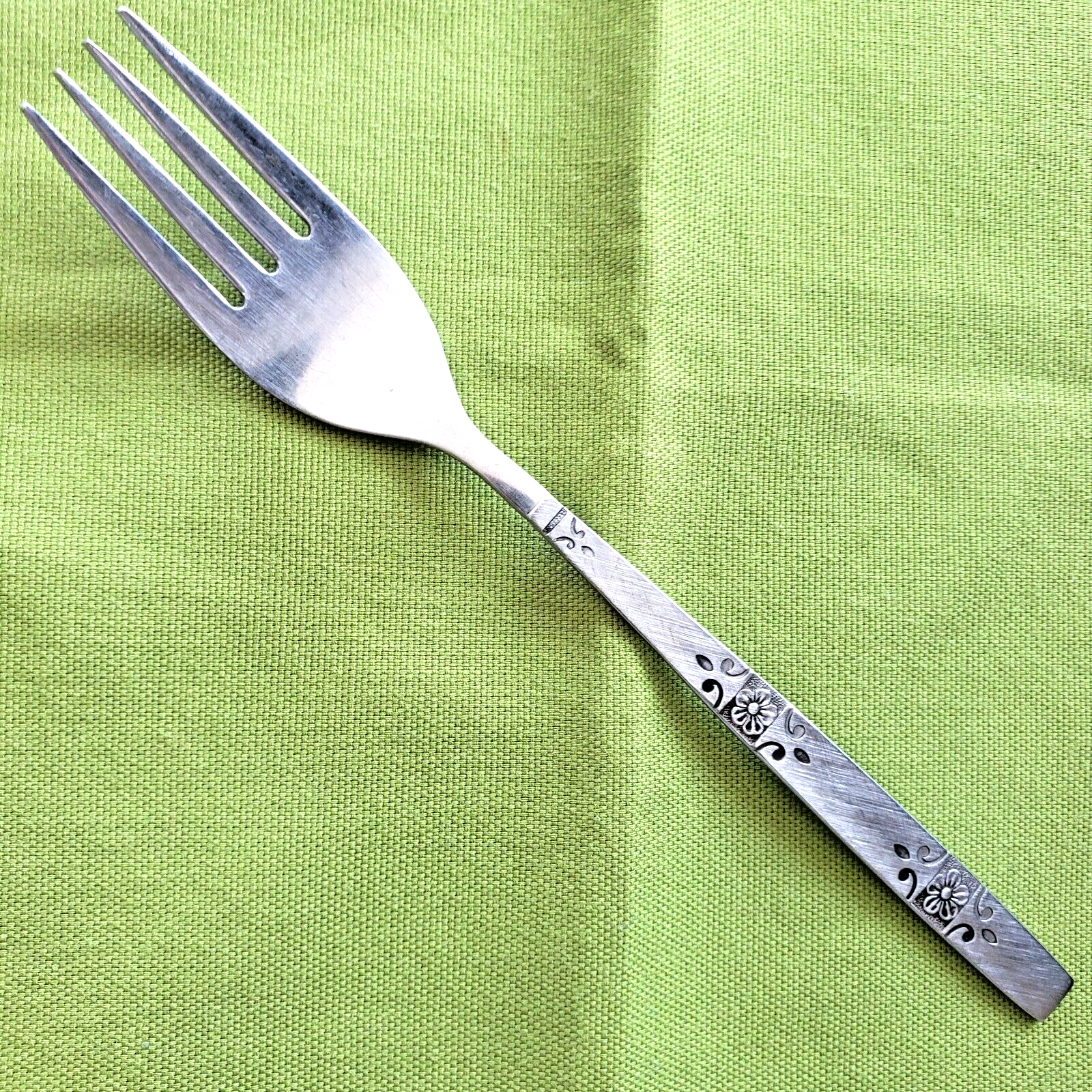 Oneida Profile Orlando Stainless Floral Scroll Black Accent Dinner Fork 7.25" - $7.91