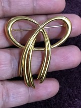 Vintage Crown Trifari Signed Open Work Modernistic Bow Brooch Pin Gold Tone 2&quot; - £19.80 GBP