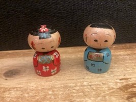 VINTAGE JAPAN KOKESHI CUTE WOOD 1.5&quot; TALL HAND PAINTED DOLL COUPLE - £8.32 GBP