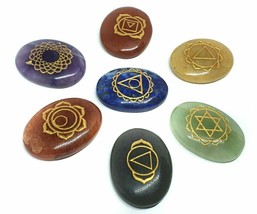 Set di 7 pietre preziose Chakra in cristallo intagliato con incisione e custodia - £13.21 GBP