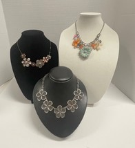 3 Necklaces Flower Power Gold Tone and Silver Tone Chains and Flowers - $285.10 MXN