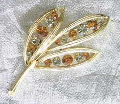 Fabulous Honey &amp; Gray Rhinestone Gold-tone Leaf Brooch 1960s vintage 2 3/8&quot; - £9.83 GBP