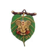 Lord Ganesha in rotem Dhoti auf grünem Blattwandbehang aus Metall - £23.00 GBP