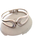 Women&#39;s Bangle Bracelet Silvertone Spring Opening 8 Inches - $9.90