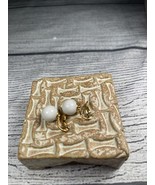 Trifari White Beaded Gold Tone Vintage Clip On Earrings - $302.33 MXN