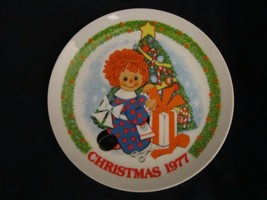 RAGGEDY ANN 1977 CHRISTMAS collector plate CHRISTMAS MORNING Tree - $9.99