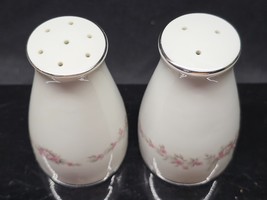 Vintage NORITAKE 3.25&quot; Salt &amp; Pepper Shaker Set ROSEPOINT Floral Platinu... - $297.62 MXN