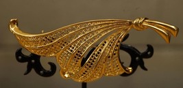 Vintage Costume Jewelry Gold Tone Metal Pierced Curly Feather Brooch Pin - £11.66 GBP