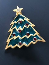 Estate Hallmarked Goldtone &amp; Green Enamel w Red Rhinestones Christmas Tree Pin - £17.81 GBP