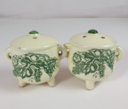 Vintage Ivory Green Grapevine Footed Crockpots Salt &amp; Pepper Shakers Japan - $229.29 MXN