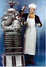 LOST IN SPACE  DR SMITH AND THE ROBOT ROASTING HOT DOGS   7X10 PHOTO - £7.83 GBP