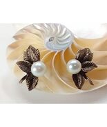 Vintage Oxidized 14k Gold Pearl and Leaf Earrings 4.3 Grams - €260,83 EUR