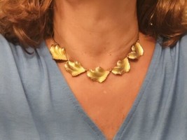 Golden 16 Inch Leaf Choker Necklace - $545.49 MXN