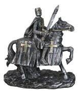 Suit of Armor Crusader Knight with Sword Riding On Heavy Cavalry Horse F... - €18,03 EUR