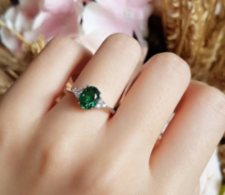 3CT Oval 8*6mm Simulated Diamond Green Emerald Halo Cocktail Wedding Ring Women - £73.45 GBP