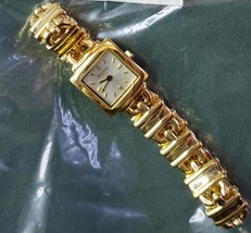 30-Vintage Bulova Gold Tone Women&#39;s Watch *PLEASE READ*FLAW* - $31.99
