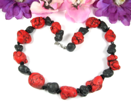 RED Veined and BLACK STONE BEADED NECKLACE Vintage Bulge Beads HEAVY 20&quot; - $419.43 MXN