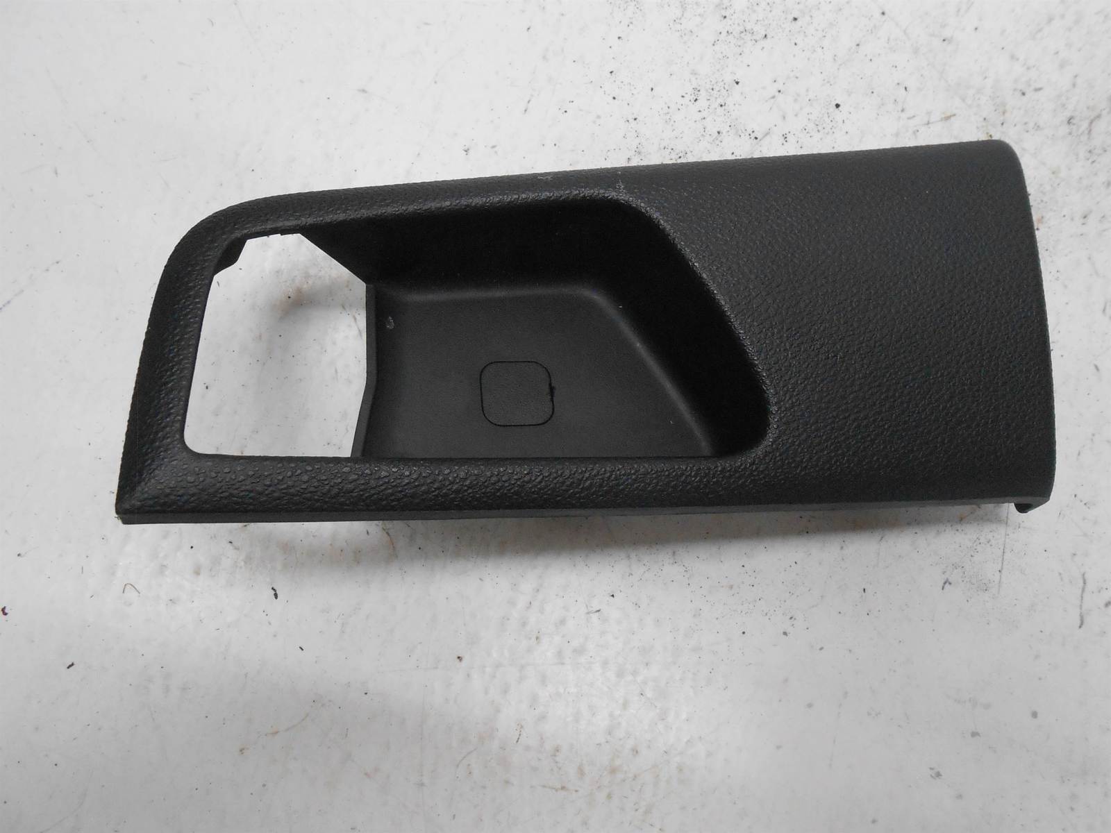 2005-2010 KIA Sportage Interior Door Handle Cover Bezel Cup RIGHT REAR - $24.25