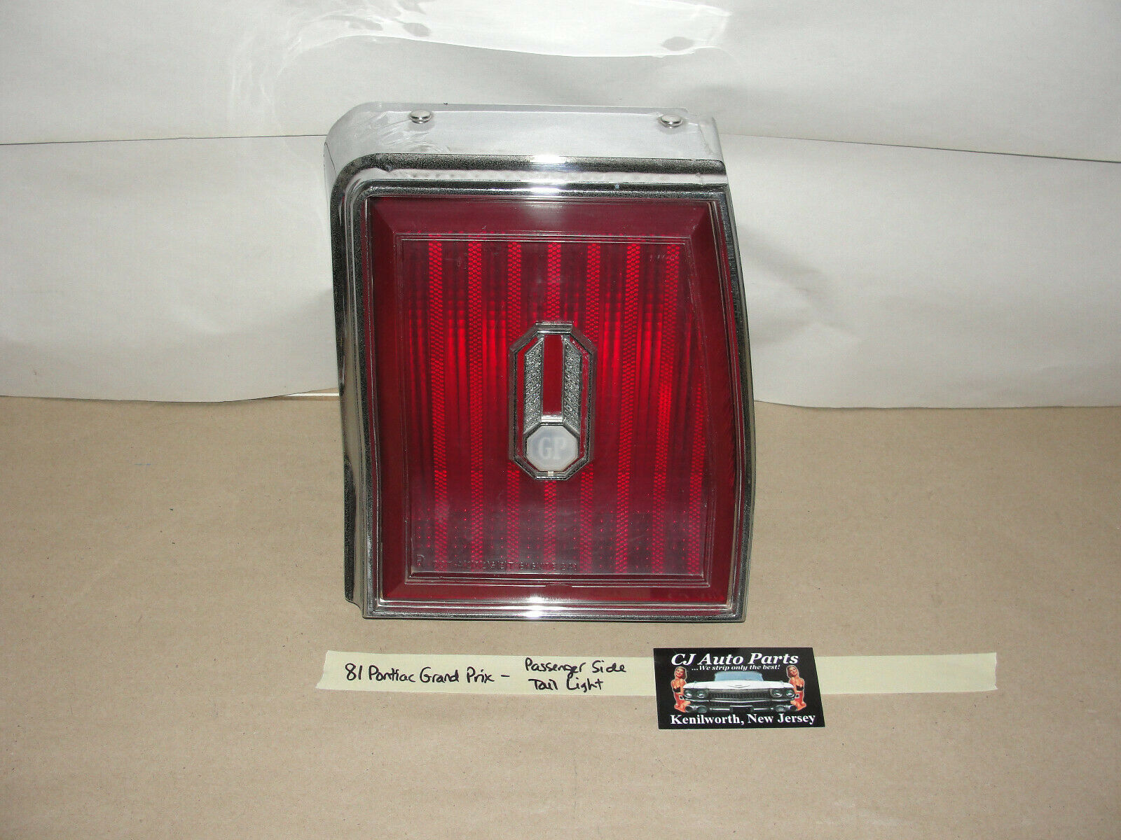 OEM 81 PONTIAC GRAND PRIX RIGHT PASSENGER SIDE TAIL LIGHT LENS WITH BEZEL - $89.09