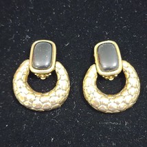 Vtg GIVENCHY Gold Toned Cobblestone &amp; Black Door Knocker Dangle Clip-On ... - $1,209.00 MXN