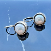 SILPADA 925 STERLING SIVER MARGARITE9 mm. PEARL EARRINGS W1750 - $1,606.29 MXN