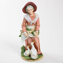 HOMCO Home Interior Feeding Corn To Ducks 1477 FIGURINE Of OLD WOMAN Pin... - $13.50