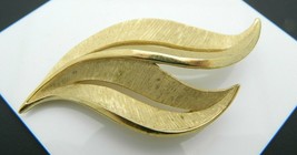 Crown Trifari Brushed Gold Tone Abstract Modern Leaf Brooch Pin Vintage - $29.39