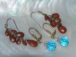 Estate Lot of 2 Rusty Red Faceted Teardrop &amp; Aqua Blue Plastic Bead Dangle Ear - £7.58 GBP