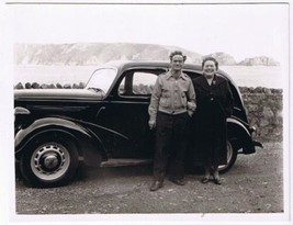 Photo Old Car Couple Man &amp; Woman - $3.95