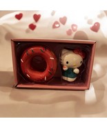 New Blue Sky Clayworks Hello Kitty &amp; Pink Glazed Doughnut Salt &amp; Pepper ... - €20,83 EUR