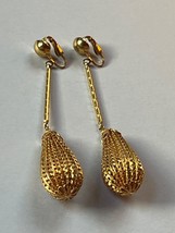 Vintage Long Goldtone Thin Bar w Large Hollow Lacey Teardrop Dangle Clip Earring - £13.23 GBP