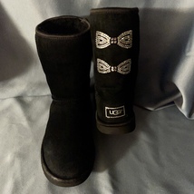 UGG Black Sheepkin CLASSIC SHORT CRYSTAL BOW Boot S/N 1006698 Women Size 7 - £77.87 GBP