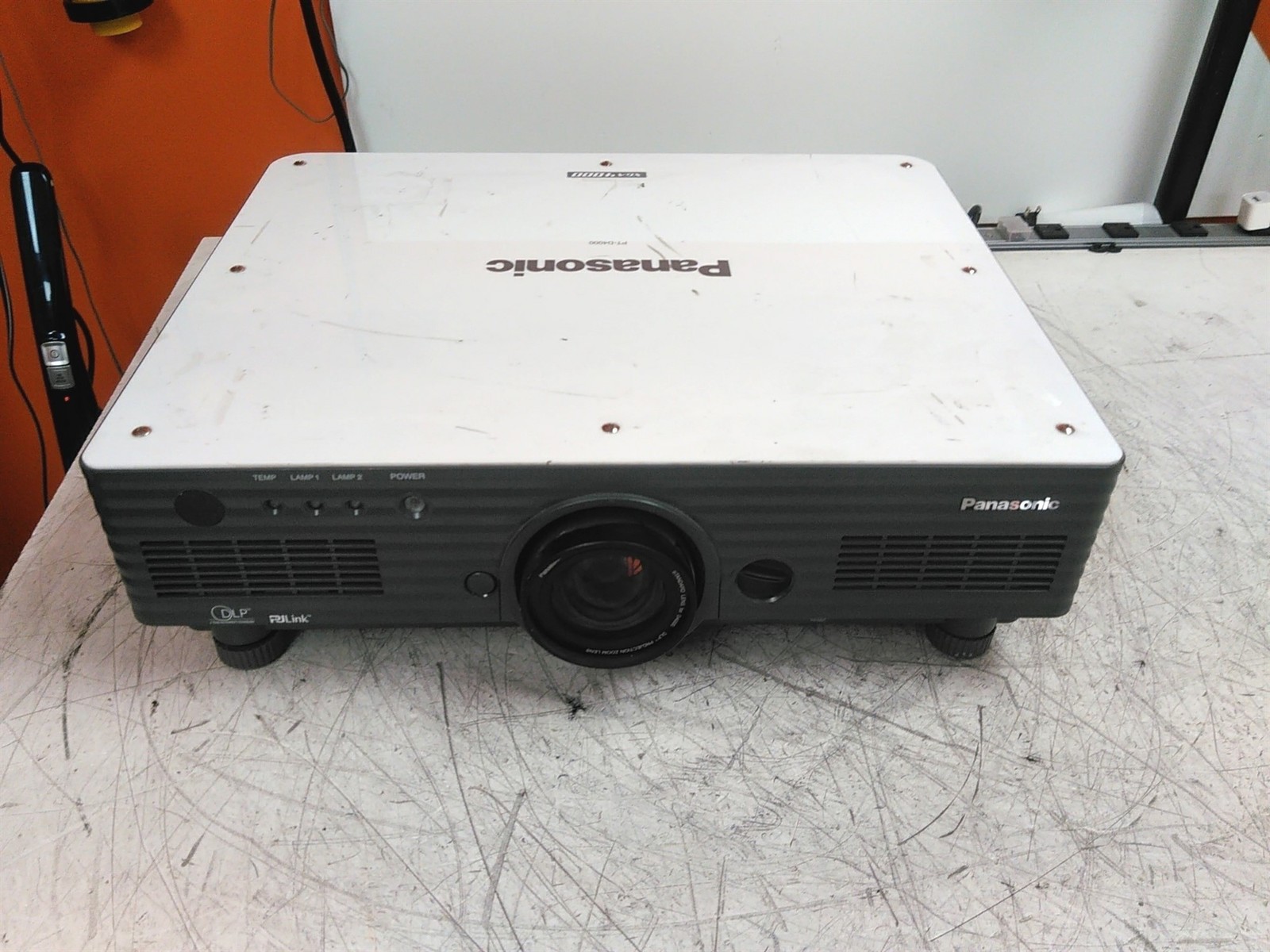 Panasonic PT-D4000U XGA 4000 DVI VGA Projector No Remote - $135.38