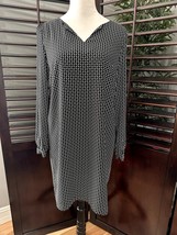 Lila Rose Black/White Geometric Print V Neck Long Sleeve Shift Dress 6 - $20.56