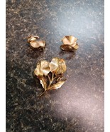 Rare Crown Trifari Susan Caplan 1960s Sweet Pea Flower Brooch &amp; Earring Set - $812.40 CAD