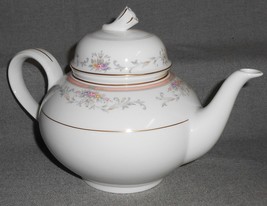 1990s Christopher Stuart Spring Crest Pattern Four Cup Bone China Teapot - £62.62 GBP