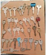 LOT  39   Vintage Misc car KEYS -  OLD Car Keys Car Truck - $349.77 MXN
