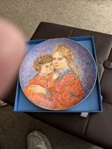 1985 Edna Hibel Mother&#39;s Day Plate &quot;Erica and Jamie&quot; by Knowles w/ 22 ka... - $9.89