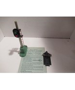 LIONEL TRAINS POST-WAR 153 BLOCK SIGNAL W/PLATE- WORKS FINE- 0/027- GOOD... - $489.27 MXN
