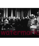 LBJ SIGNING VOTING RIGHTS ACT OF 1965 DR MARTIN LUTHER KING OBSERVING 8X... - $163.78 MXN