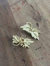 CELEBRITY Signed Grape Leaf Brushed Goldtone clip earrings VTG - $186.18 MXN