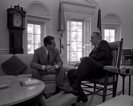 President Lyndon Johnson with NBC journalist John Chancellor New 8x10 Photo - £6.93 GBP