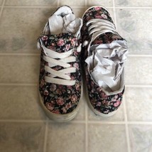 MAURICES Women&#39;s Size 8.5 Black/Pink Floral Print Casual, Cushioned Sneakers - £14.60 GBP