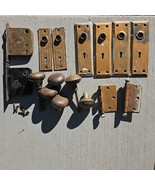 Vintage Brass Door Hardware Lot Antique Knobs Lock Chamber Cover Hinges ... - €80,82 EUR