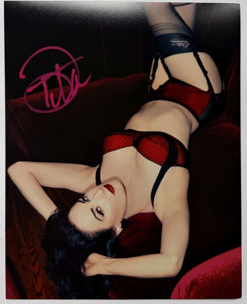 Dita Von Teese Autographed Glossy 8x10 Photo - $40.43 CAD