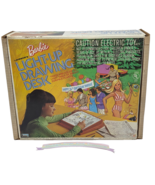 VINTAGE 1974 MATTEL BARBIE LIGHT UP DRAWING DESK COMPLETE IN ORIGINAL BO... - $1,642.34 MXN