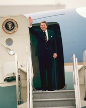 President Ronald Reagan waves from the door of Air Force One - New 8x10 Photo - £6.92 GBP