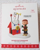 Hallmark Peanuts Gang Decked Out Doghouse w/Light &amp; Sound 2017 Ornament - £25.61 GBP