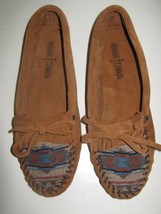Brown Suede Minnetonka sz 6 Moccasins Bow Embroidered Front Shoes Low Heel - £6.64 GBP