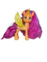My Little Pony Sparkling Generations 6&quot; Sunny Starscout Gold Wings Hasbro - $141.09 MXN